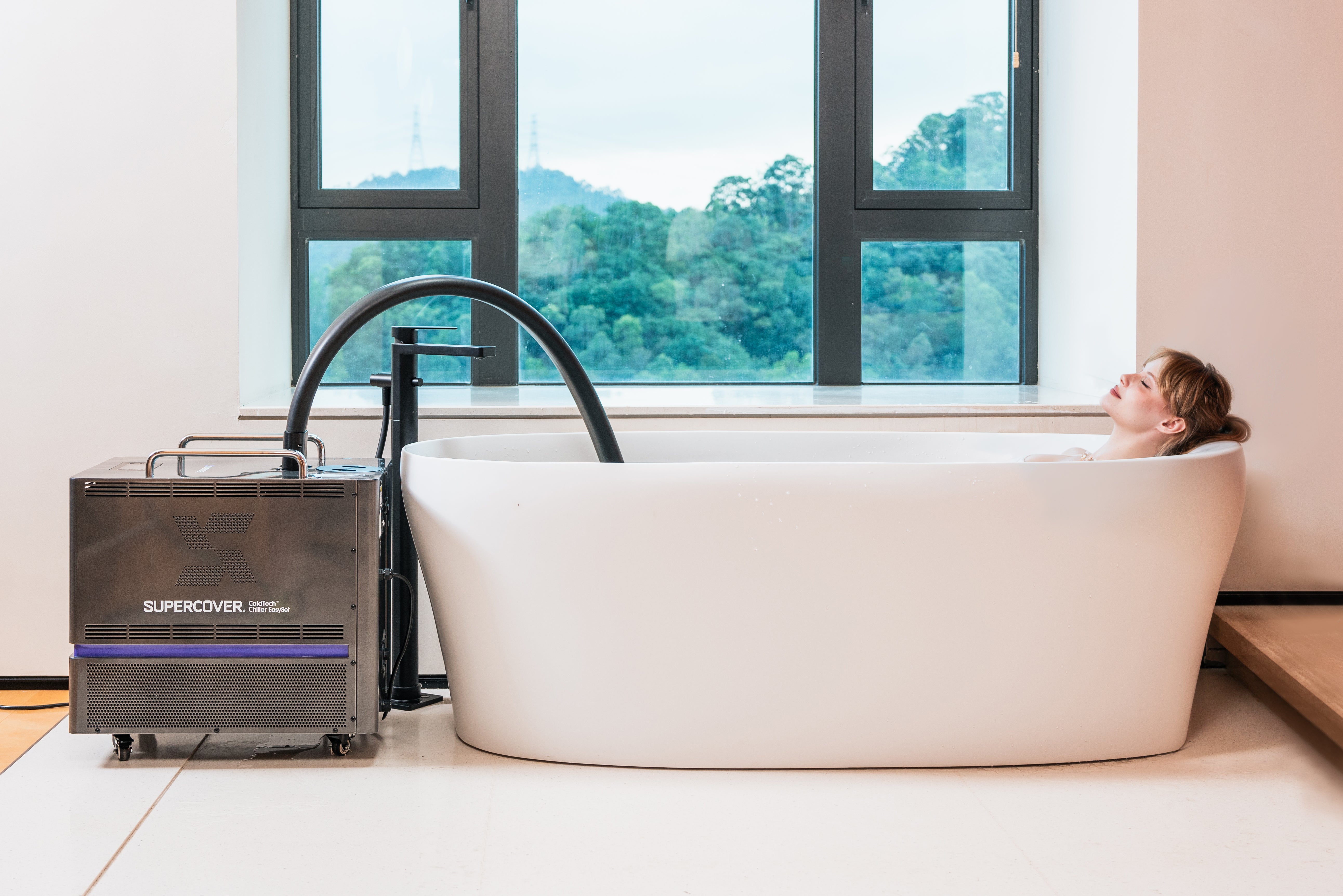 ColdTech Chiller EasySet beside a warm recovery bath